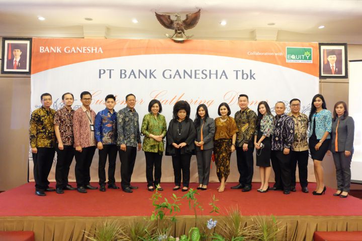 customer gathering dinner  (1)